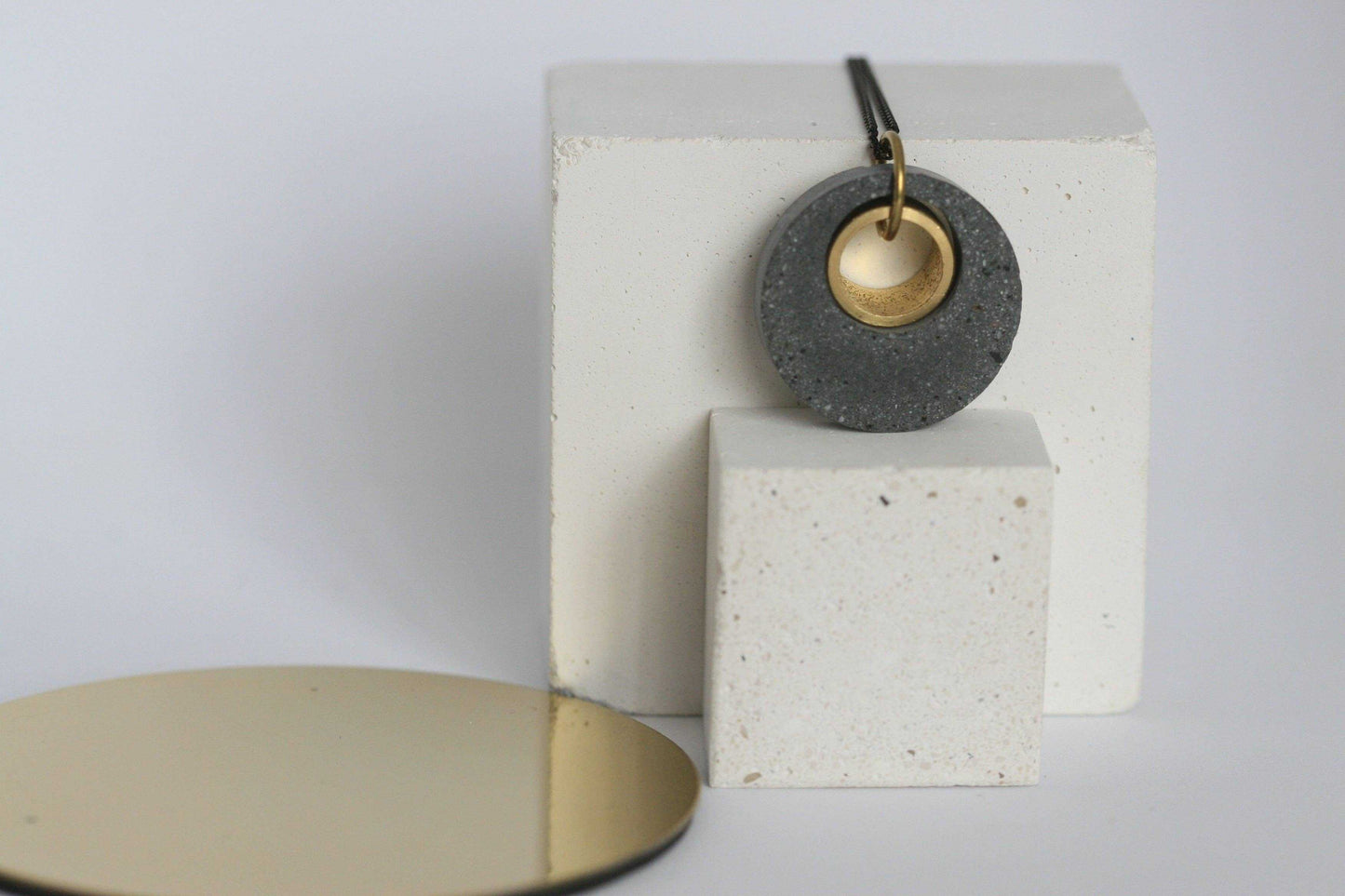Beton ketting met gouden ring en zwarte ketting