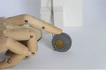 Beton ketting met gouden detail, minimalistisch, handgemaakt, milieuvriendelijk