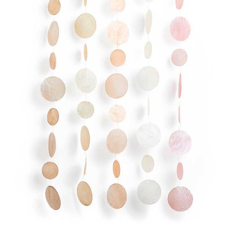 Unieke capiz schelpenslinger met cirkels in pastelkleuren voor binnen en buiten decoratie