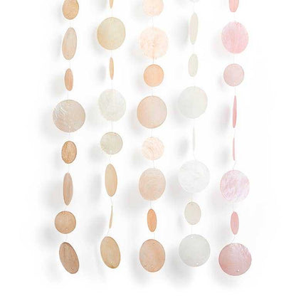 Unieke capiz schelpenslinger met cirkels in pastelkleuren voor binnen en buiten decoratie