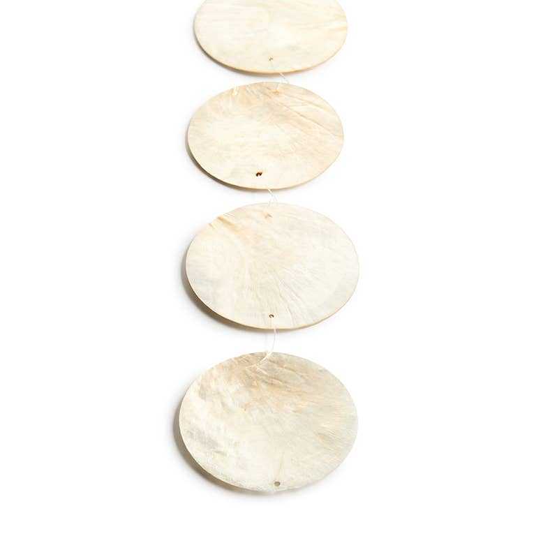 Witte capiz schelpen slinger met cirkels voor lichte en luchtige interieur decoratie