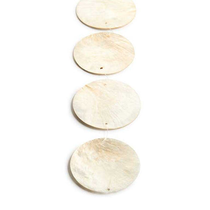 Witte capiz schelpen slinger met cirkels voor lichte en luchtige interieur decoratie