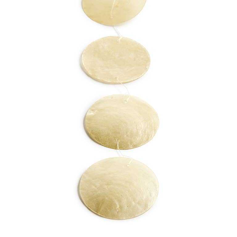 Gouden capiz schelpenslinger met cirkels voor elegante wanddecoratie