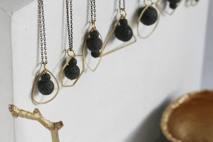 Handgemaakte lavasteen diffuser ketting met gouden details en zwarte lavastenen