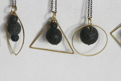 Overzicht LAVA.ELEMENTEN diffuser ketting met lavasteen en gouden geometrisch frame