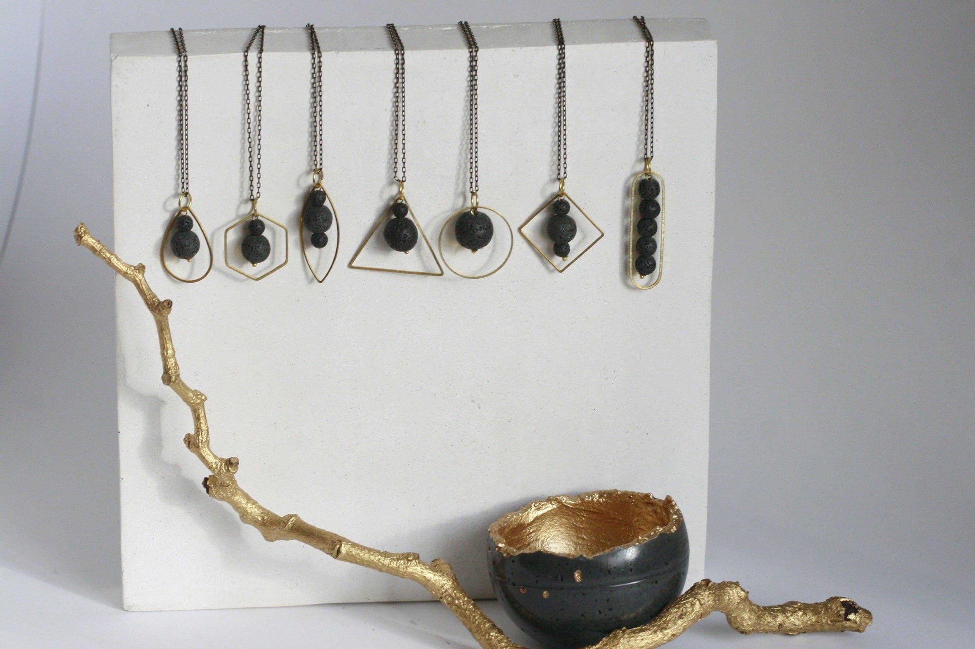 Zwart lavasteen diffuser ketting met gouden metalen omtrek, handgemaakt in Ierland