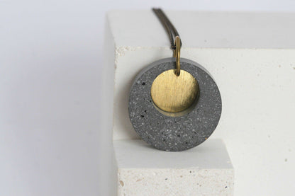 Beton ketting met messing schijf en zwarte ketting