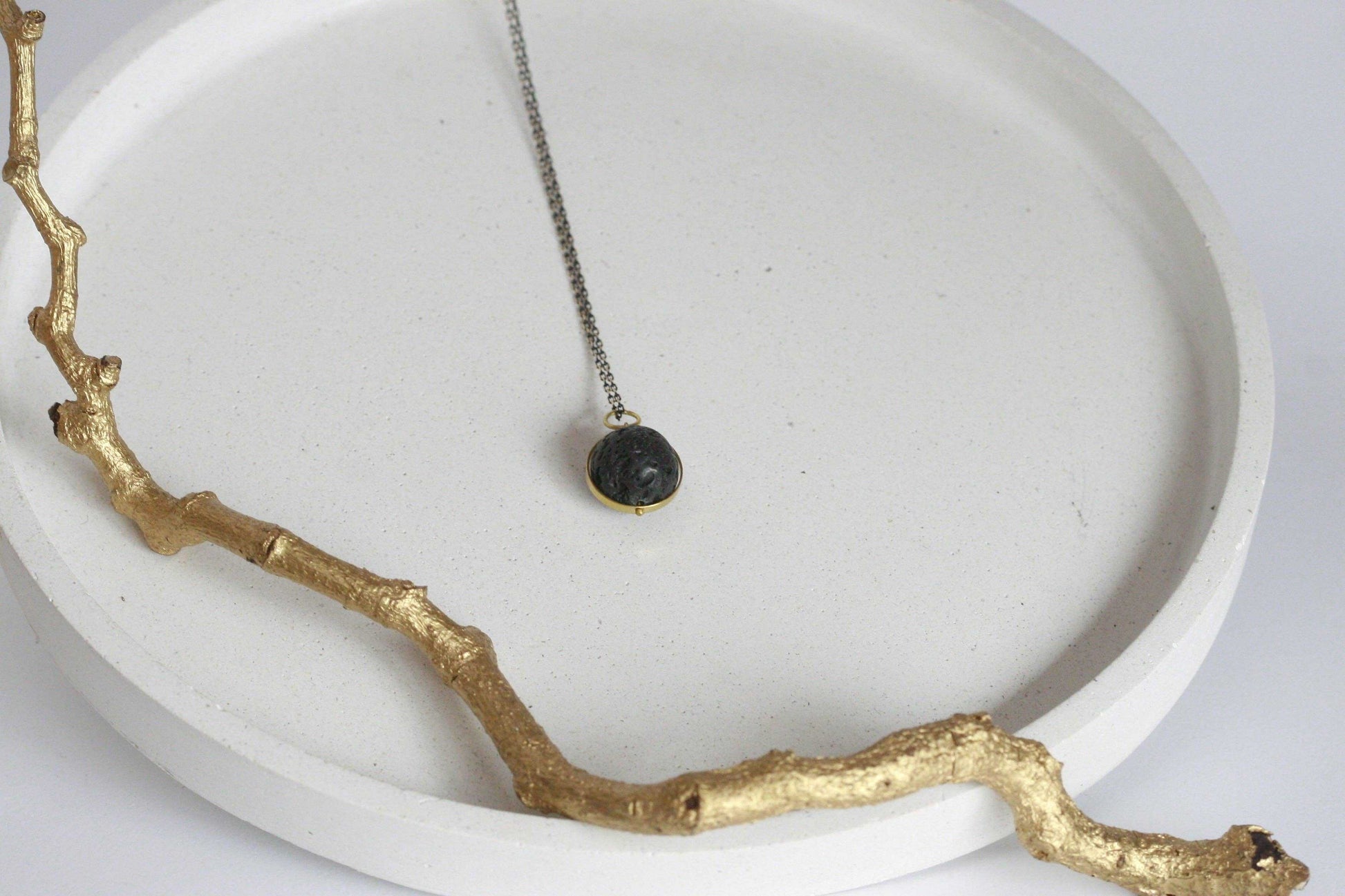 Zwarte lavasteen diffuser ketting met gouden rand en ketting