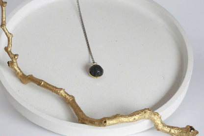 Zwarte lavasteen diffuser ketting met gouden rand en ketting