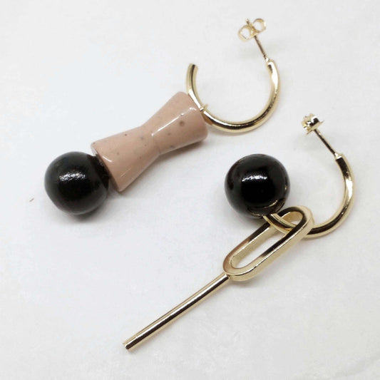 Minimalistische oorbellen en accessoires met zwart en beige details