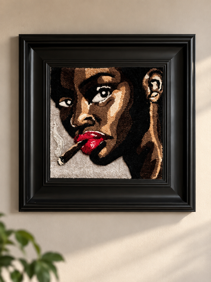 BLIK. handgetuft wandwerk van 45 × 45 cm in zwarte lijst aan de muur
