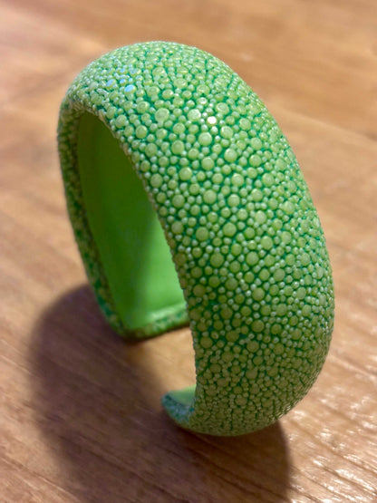 Lichtgroene shagreen armband van roggeleder, handgemaakt, statement sieraad