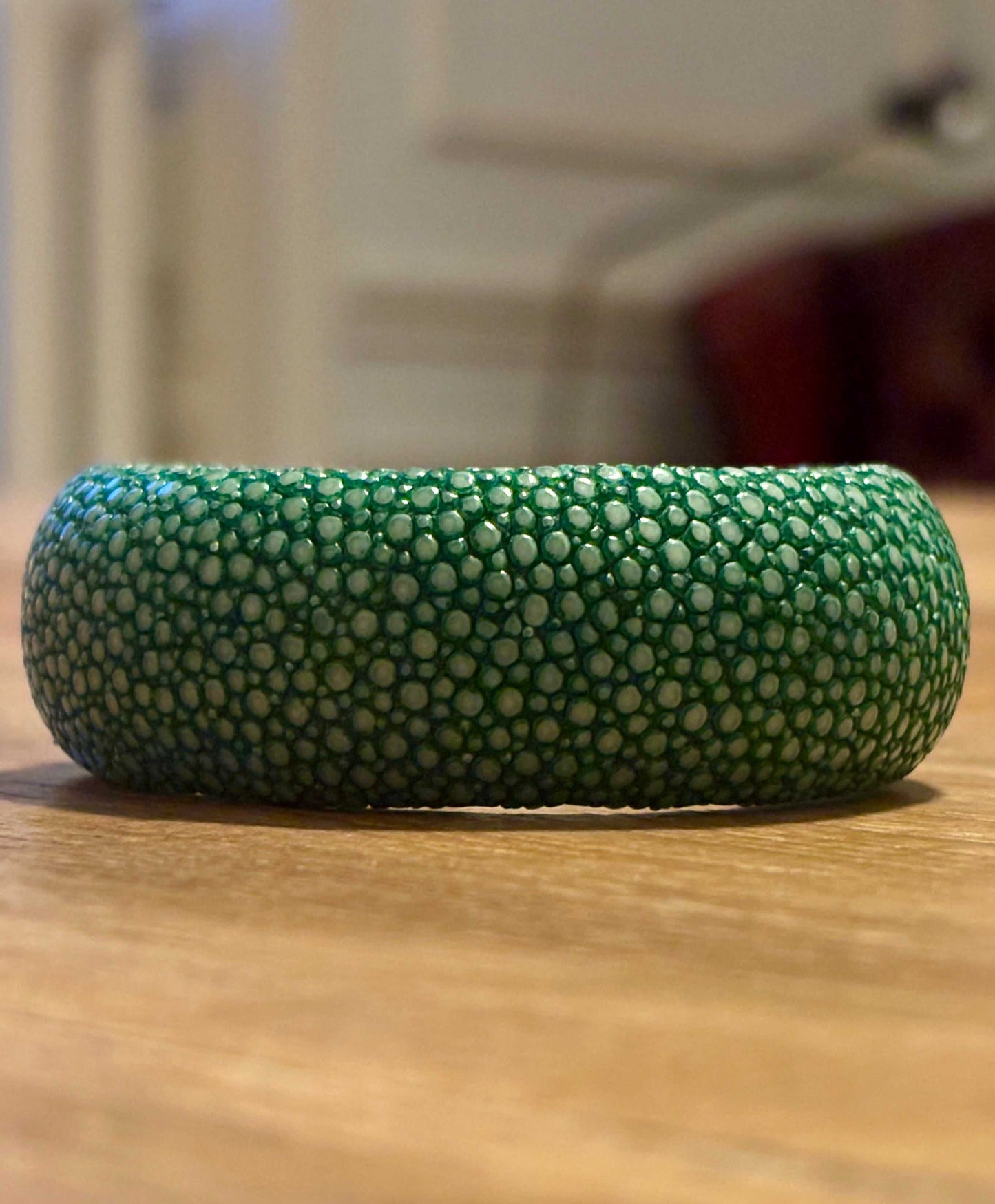 Groene shagreen armband van roggeleder, handgemaakt, luxe sieraden