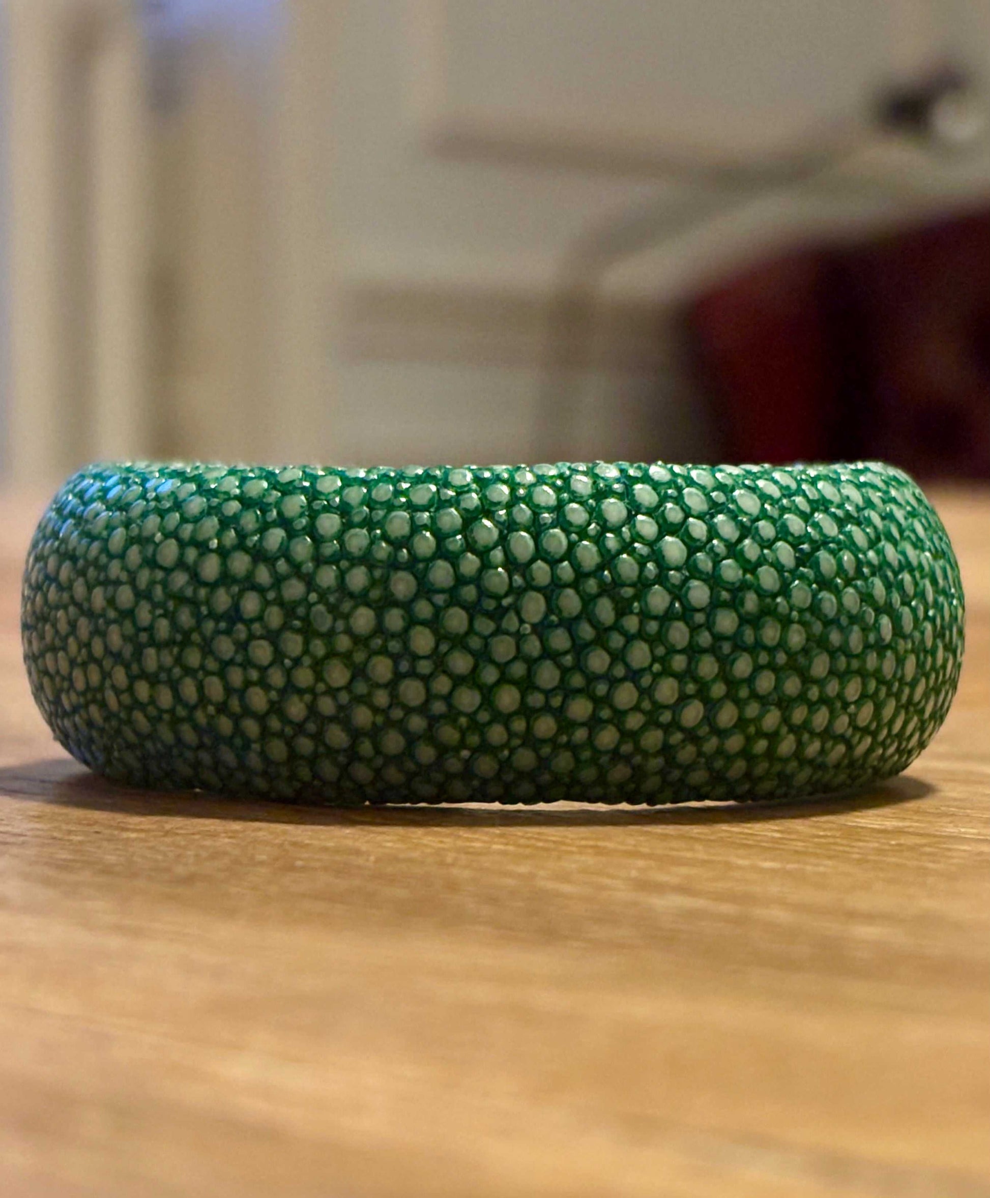 Groene shagreen armband van roggeleder, handgemaakt, luxe sieraden