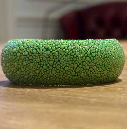 Donkergroene shagreen armband van roggeleder, duurzaam en sterk