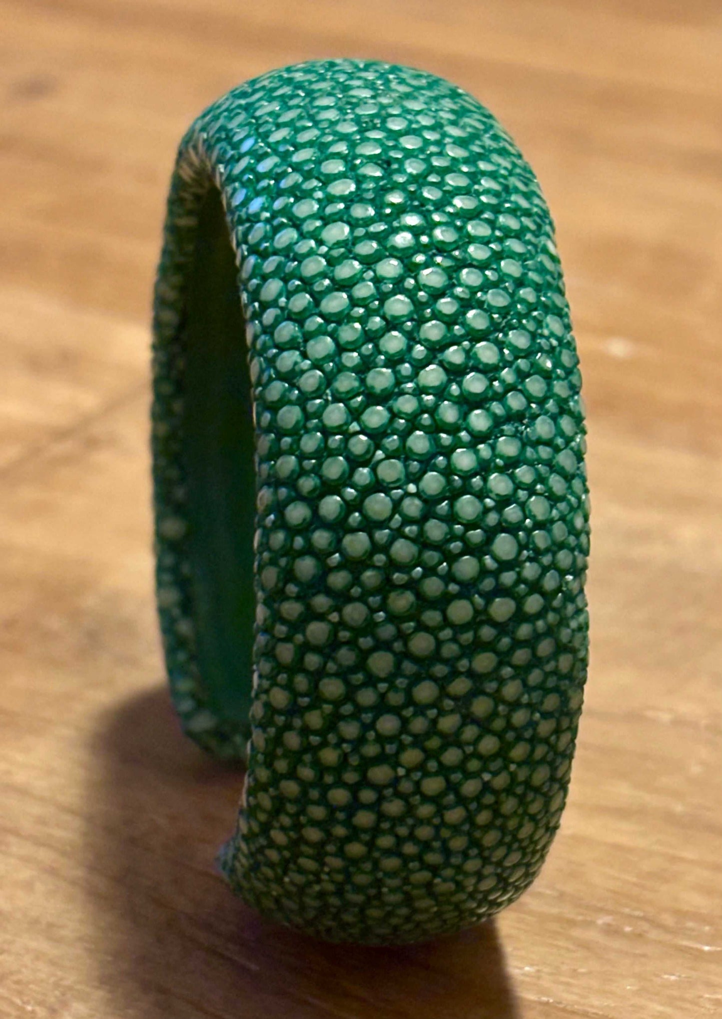 Groene shagreen armband van roggeleder, close-up van textuur