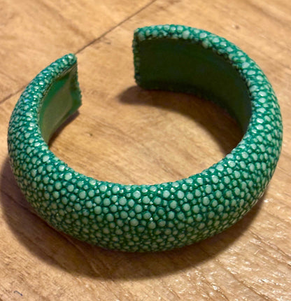 Donkergroene shagreen armband van roggeleder uniek