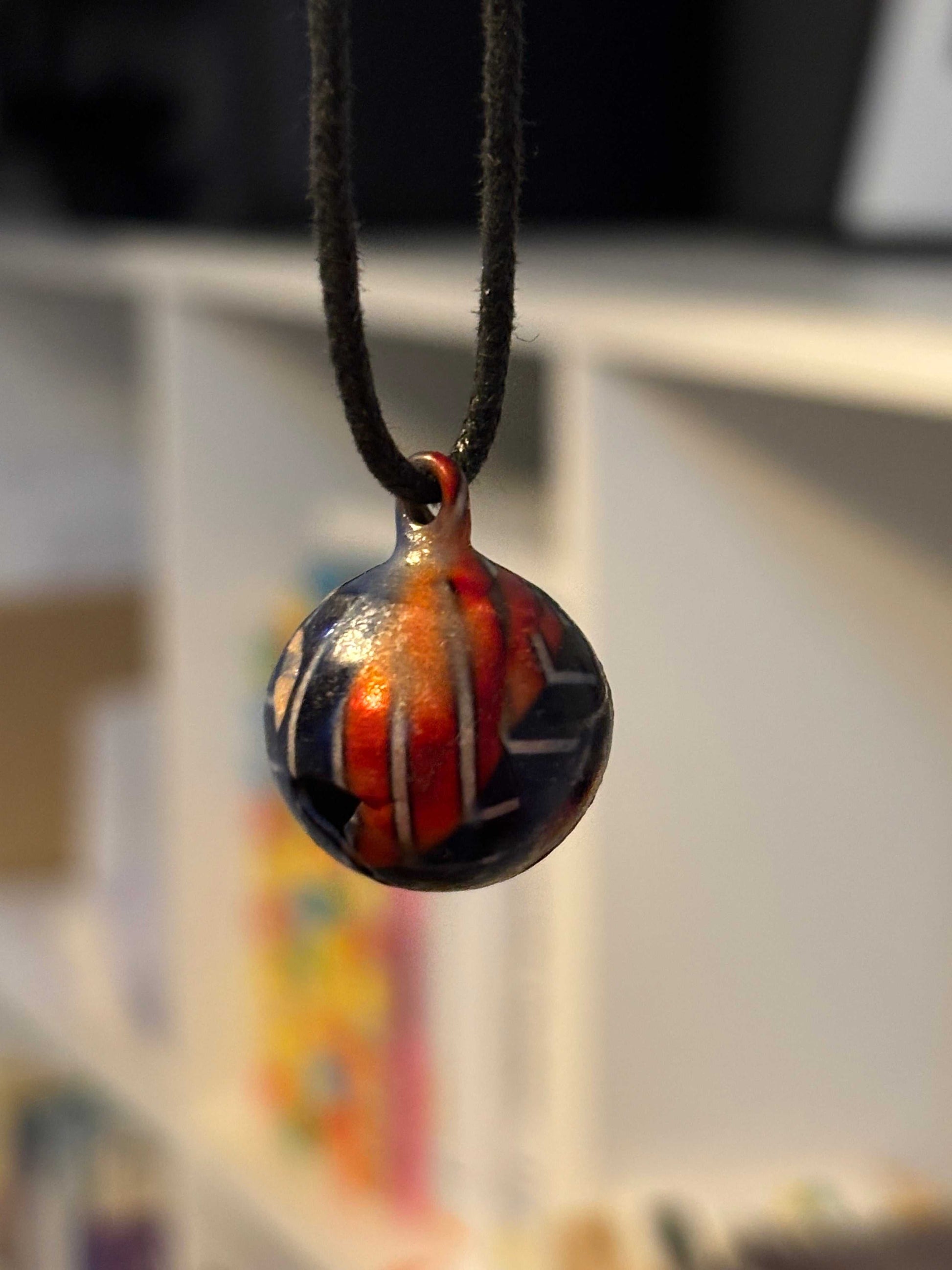 Geëmailleerde hanger met belletje aan zwart koord, handgemaakt sieraad voor jewelry en necklaces