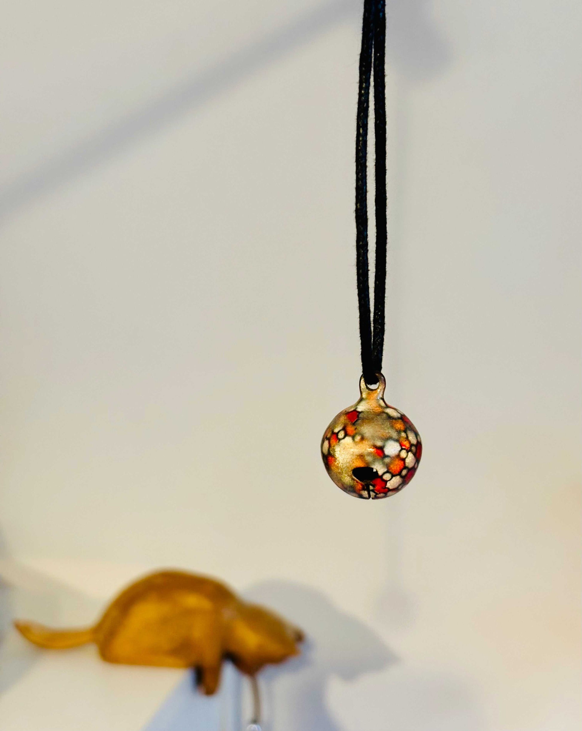 Geëmailleerde hanger met belletje aan zwart koord, handgemaakt sieraad voor jewelry en necklacesH
