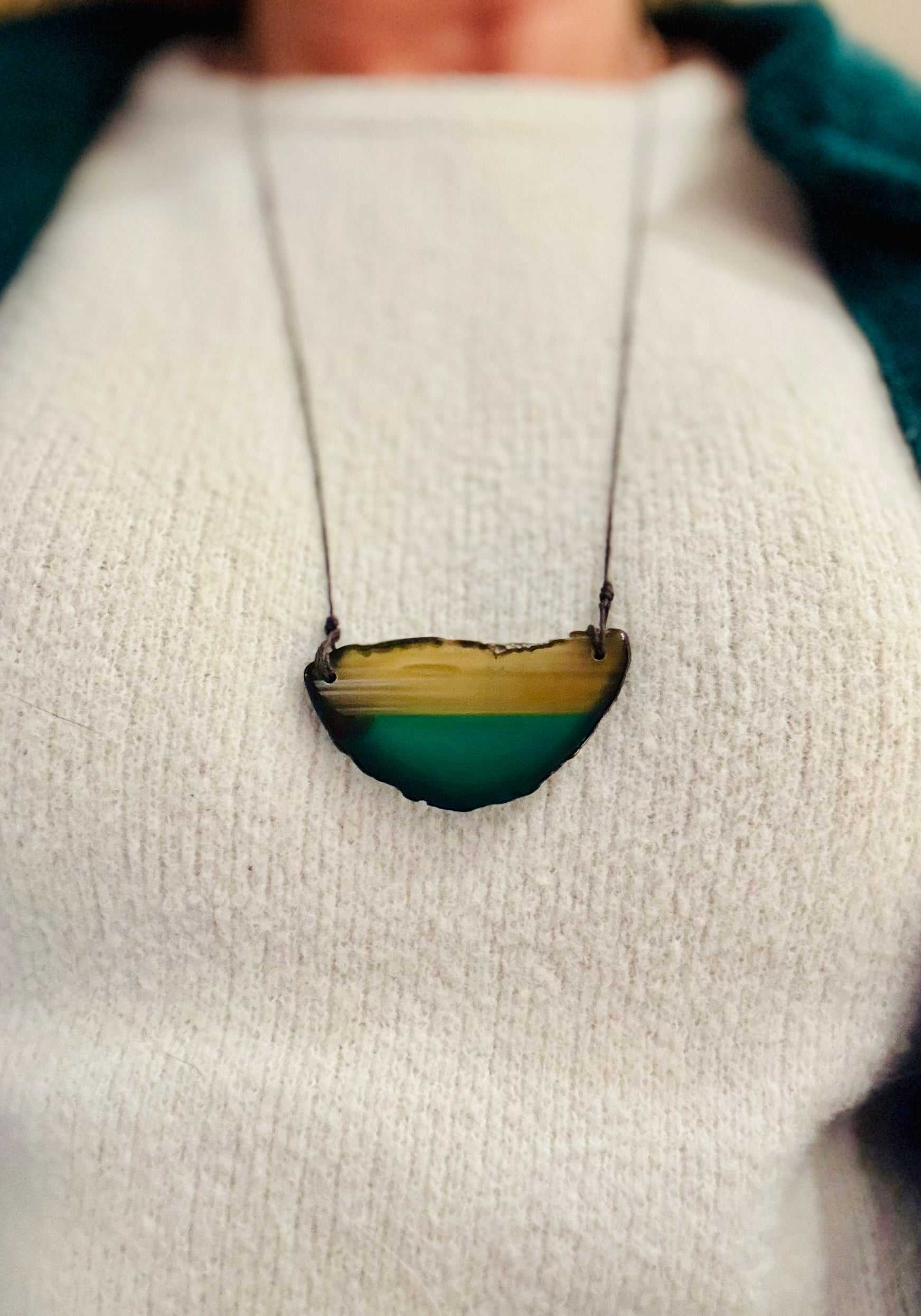 Natuurlijke agaatschijf hanger met verstelbaar waxkoord, boho sieraden net zonsondergang