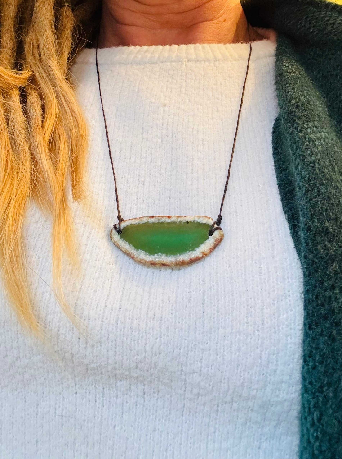 Natuurlijke agaatschijf hanger met verstelbaar waxkoord, boho sieraden gedragen