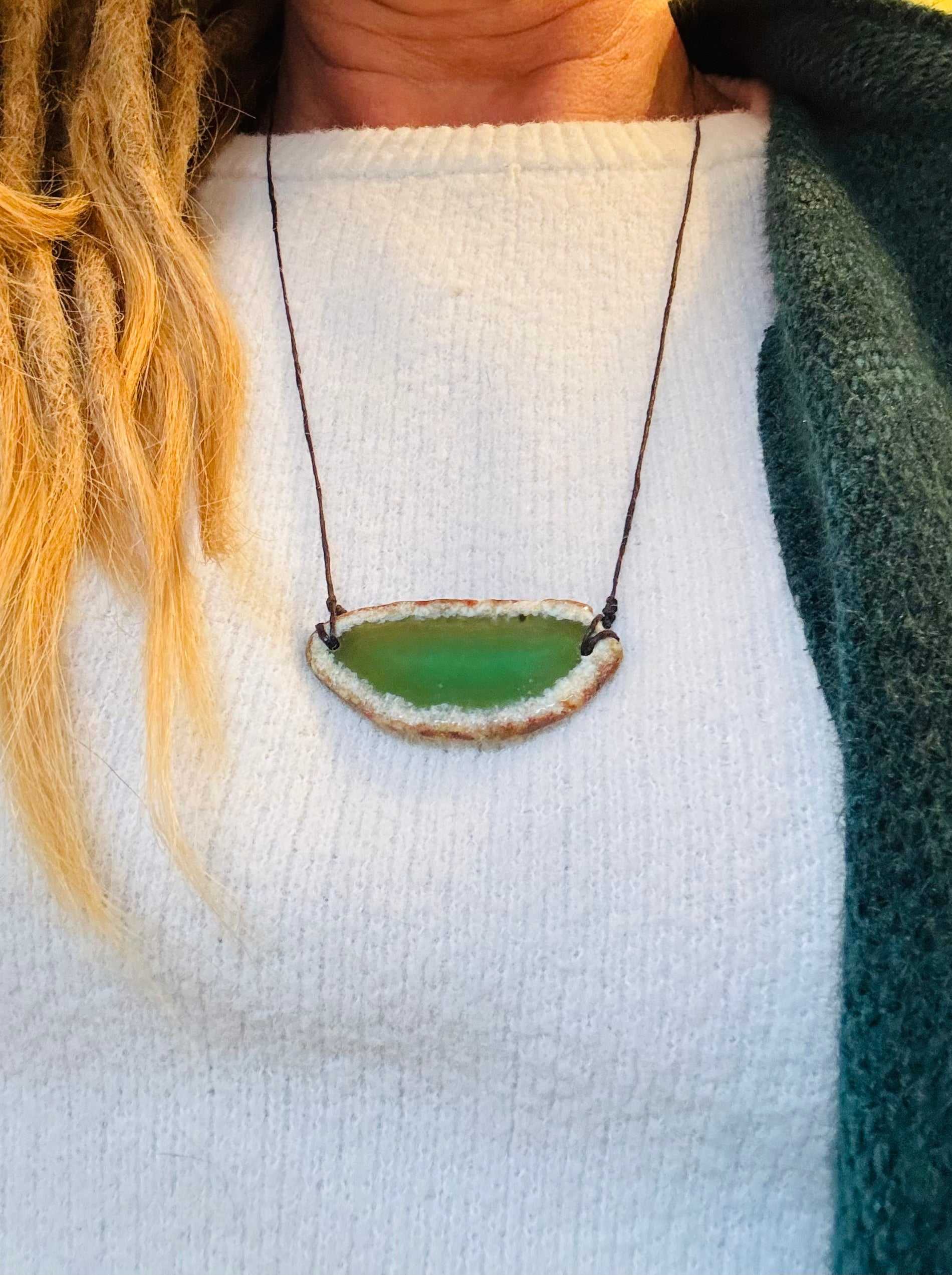 Natuurlijke agaatschijf hanger met verstelbaar waxkoord, boho sieraden gedragen