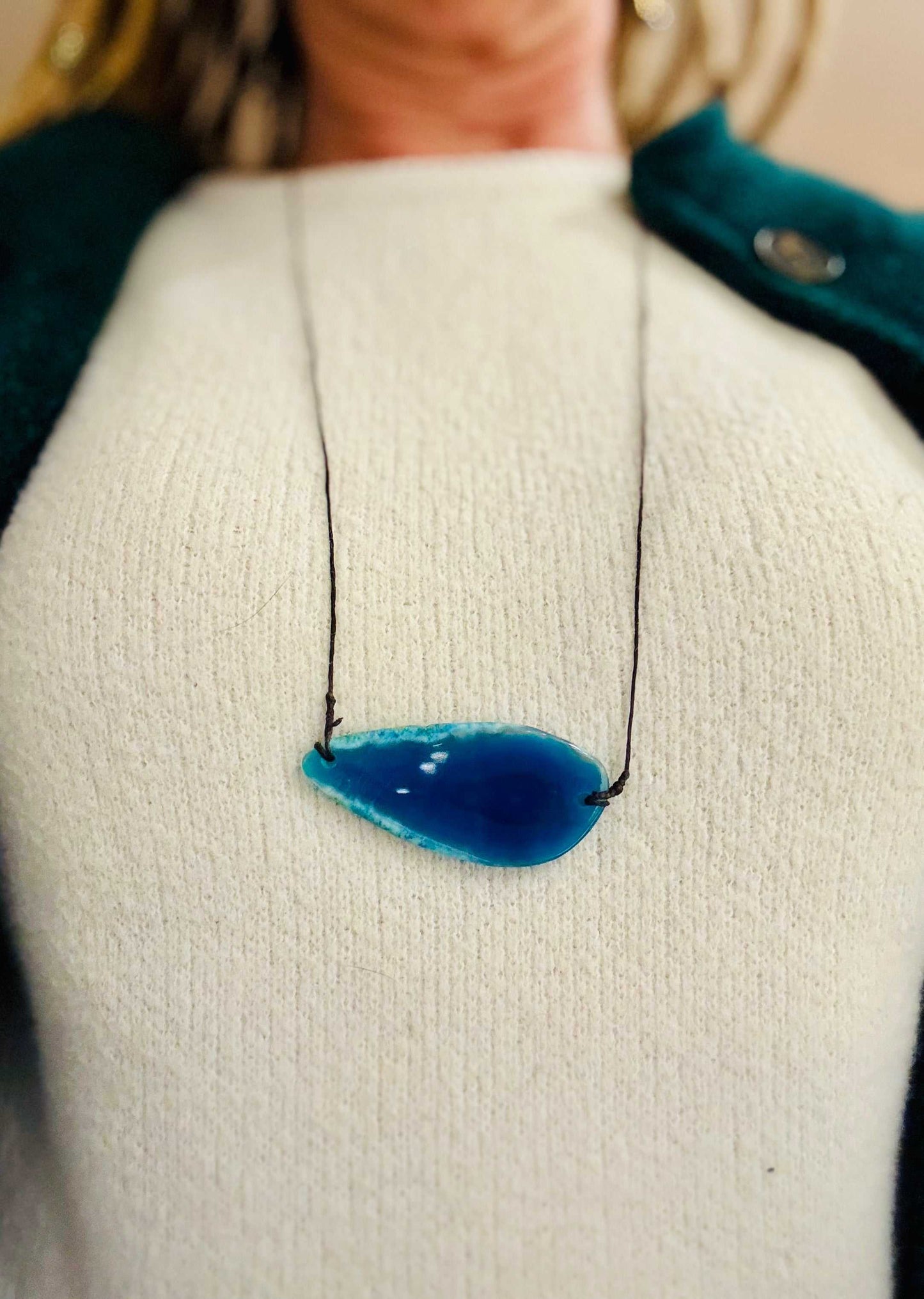 Natuurlijke agaatschijf hanger met verstelbaar waxkoord, boho sieraden blauw accent