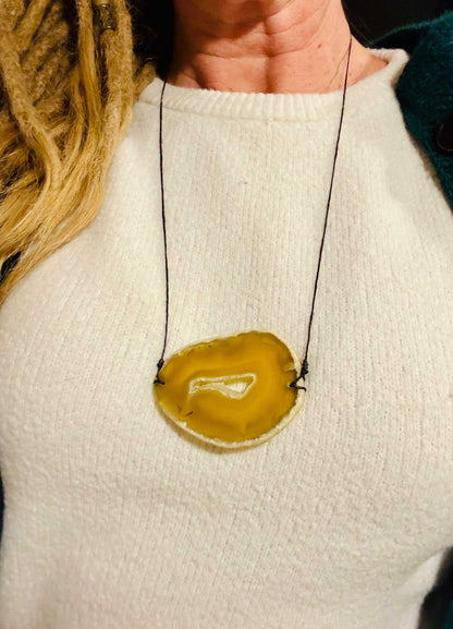 Natuurlijke agaatschijf hanger met verstelbaar waxkoord, boho sieraden geel accent