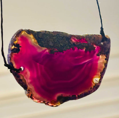 Natuurlijke agaatschijf hanger met verstelbaar waxkoord, boho sieraden rood