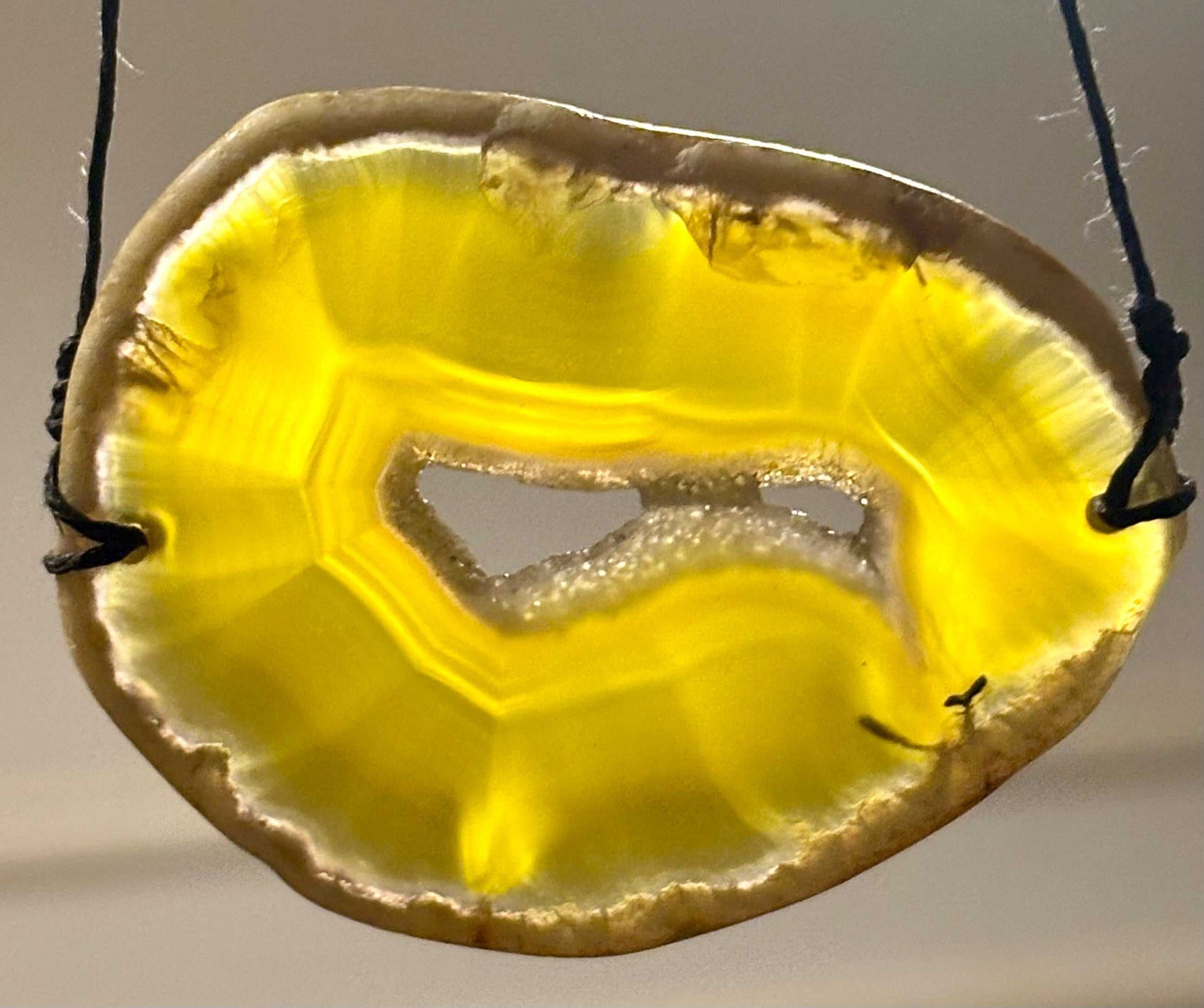 Natuurlijke agaatschijf hanger met verstelbaar waxkoord, boho sieraden met doorkijk