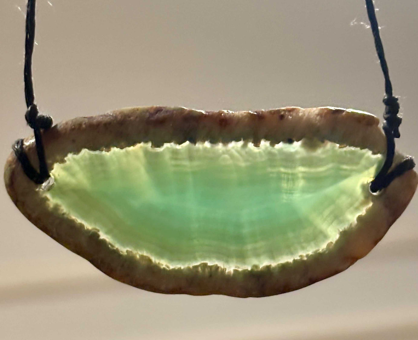 Natuurlijke agaatschijf hanger met verstelbaar waxkoord, boho sieraden eclectisch