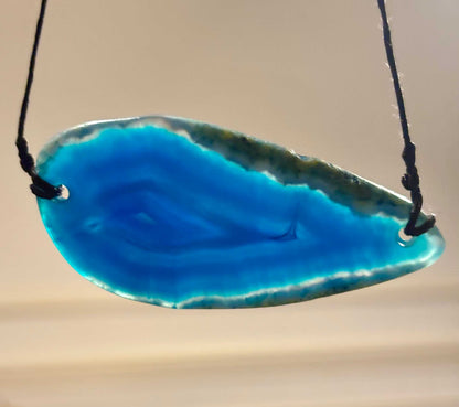 Natuurlijke agaatschijf hanger met verstelbaar waxkoord, boho sieraden blauw