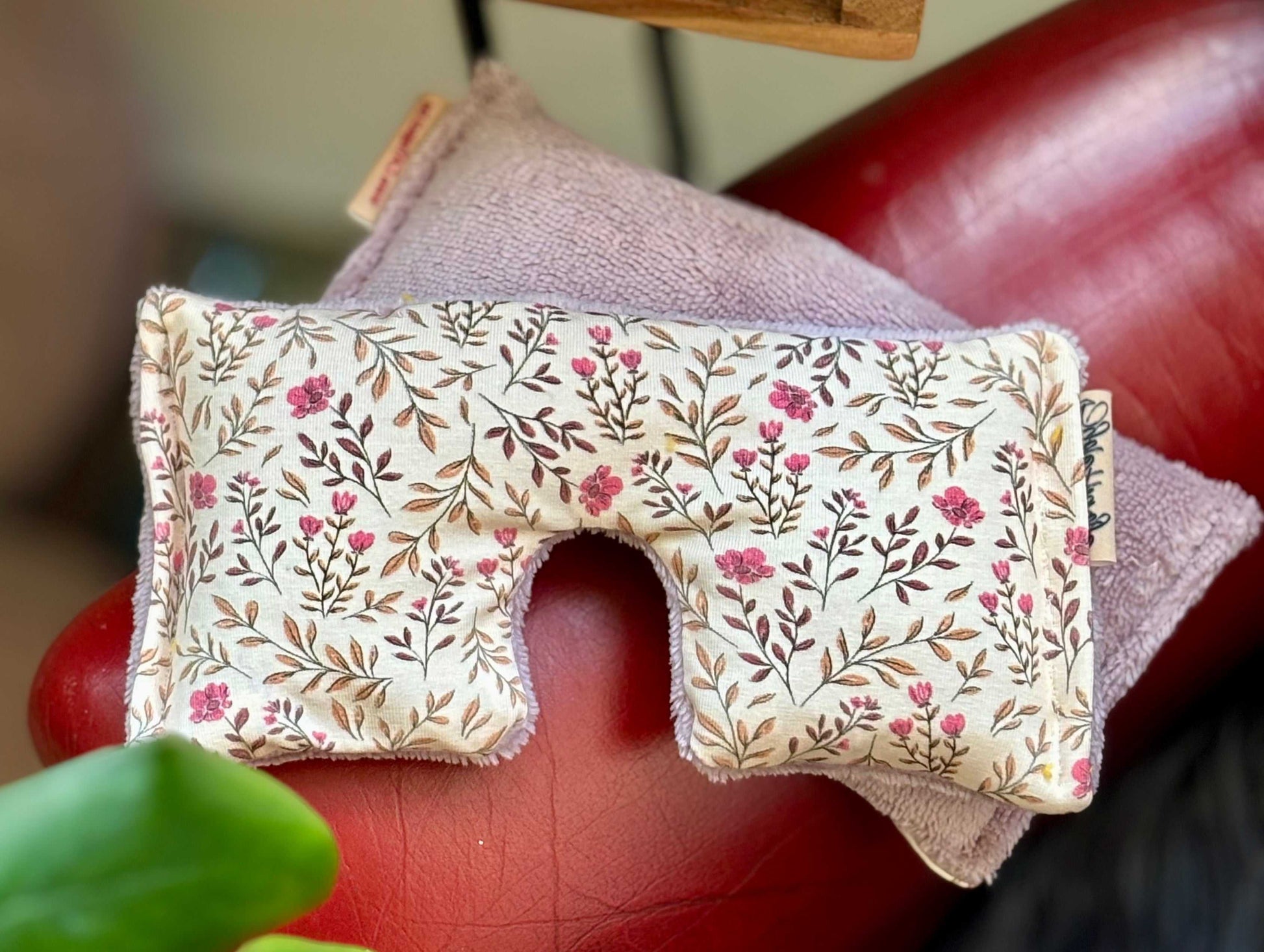 lavendel kleurig oogmasker met lichte bloemen