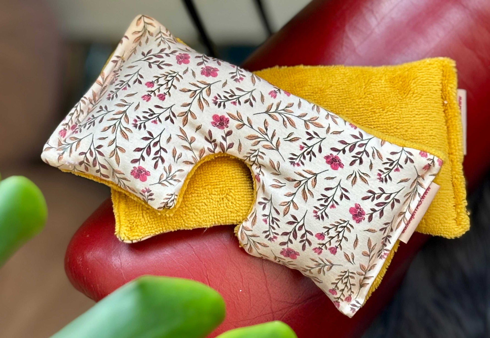Warmgeel en bloemen oogmasker