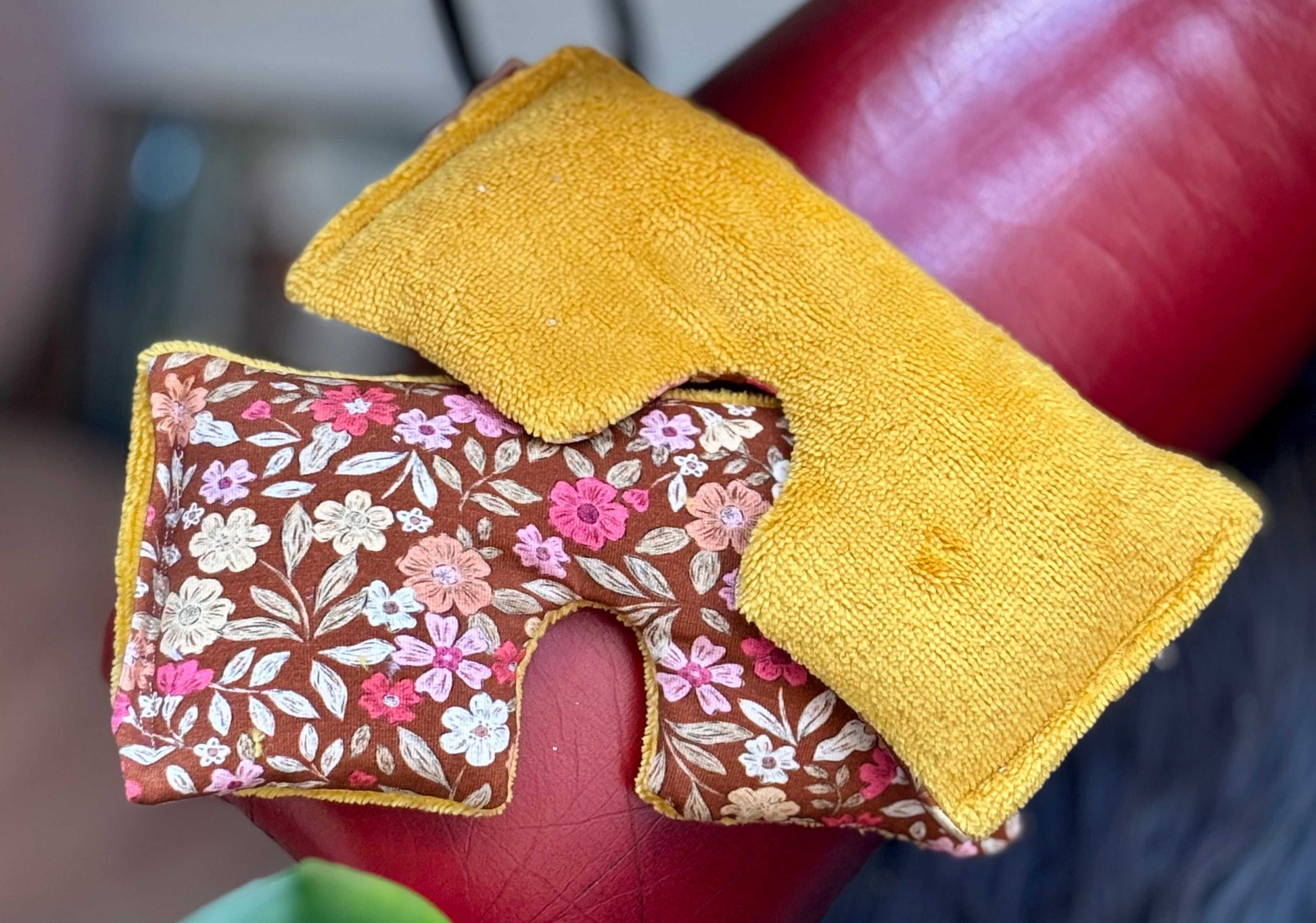 Warmgeel en rode bloemen oogmasker