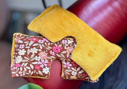 Warmgeel en rode bloemen oogmasker