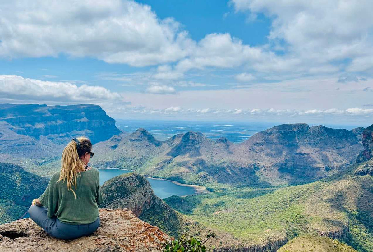 Natuurlijke landschap met berg en meer voor bewustzijnsreeks