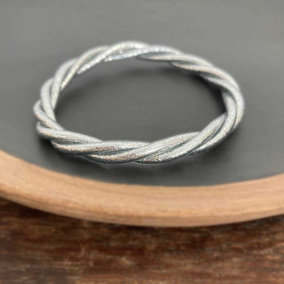 Detail Zilverkleurige gedraaide boeddhistische armband
