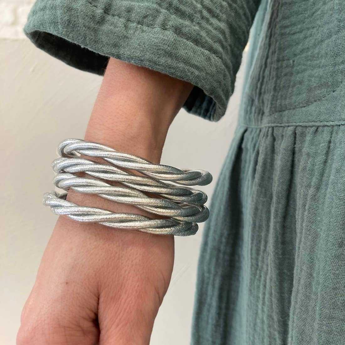 Zilverkleurige gedraaide boeddhistische armband