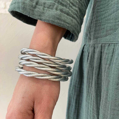 Zilverkleurige gedraaide boeddhistische armband