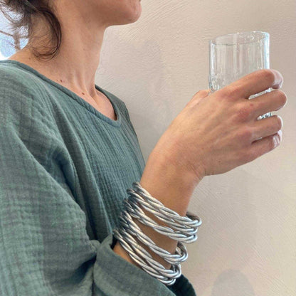 Model met Zilverkleurige gedraaide boeddhistische armband