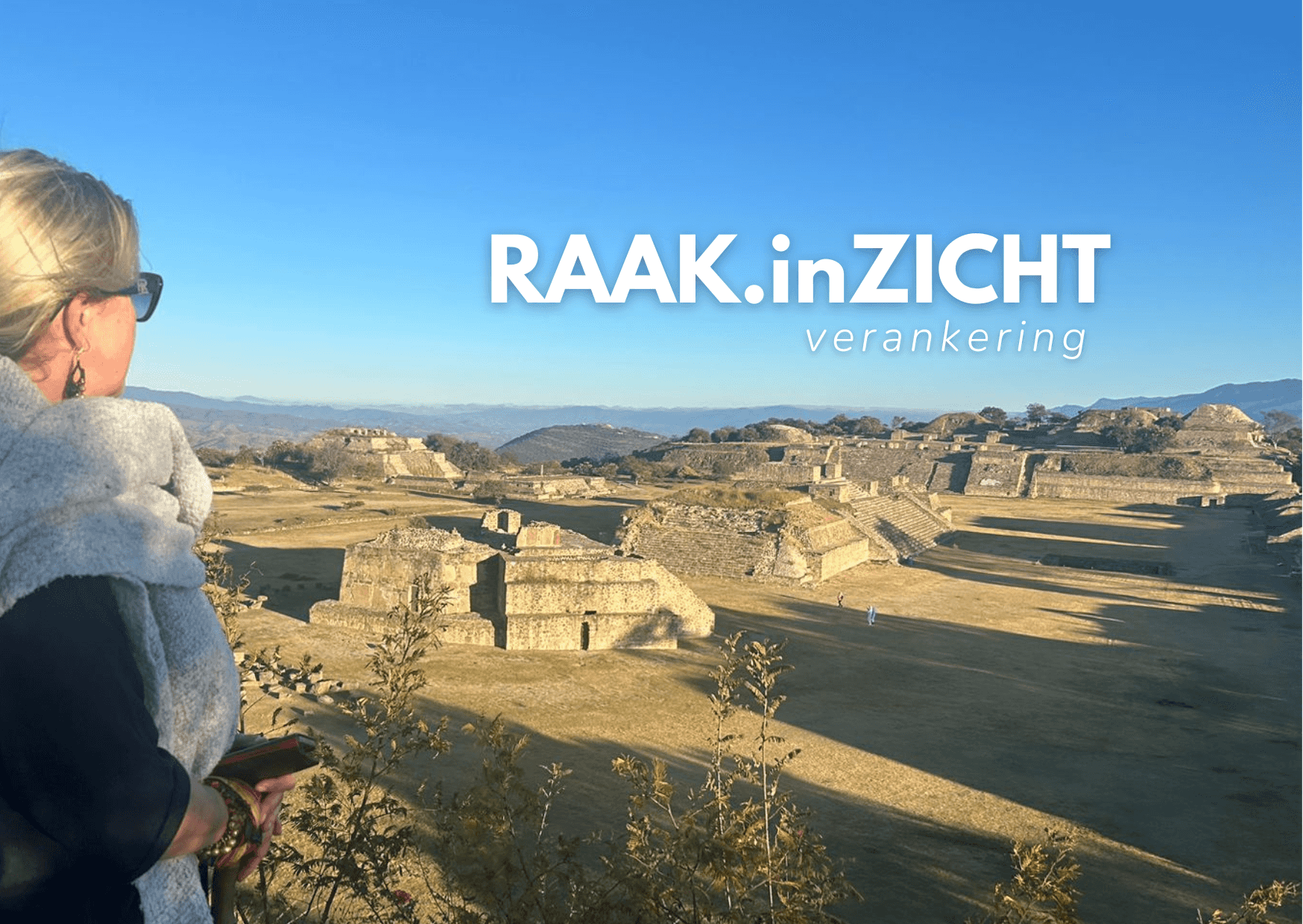 Logo RAAK.inZICHT Verankering met oude Maya-ruïnes en blauwe lucht