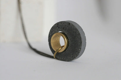 Beton ketting met gouden ring en zwart koord