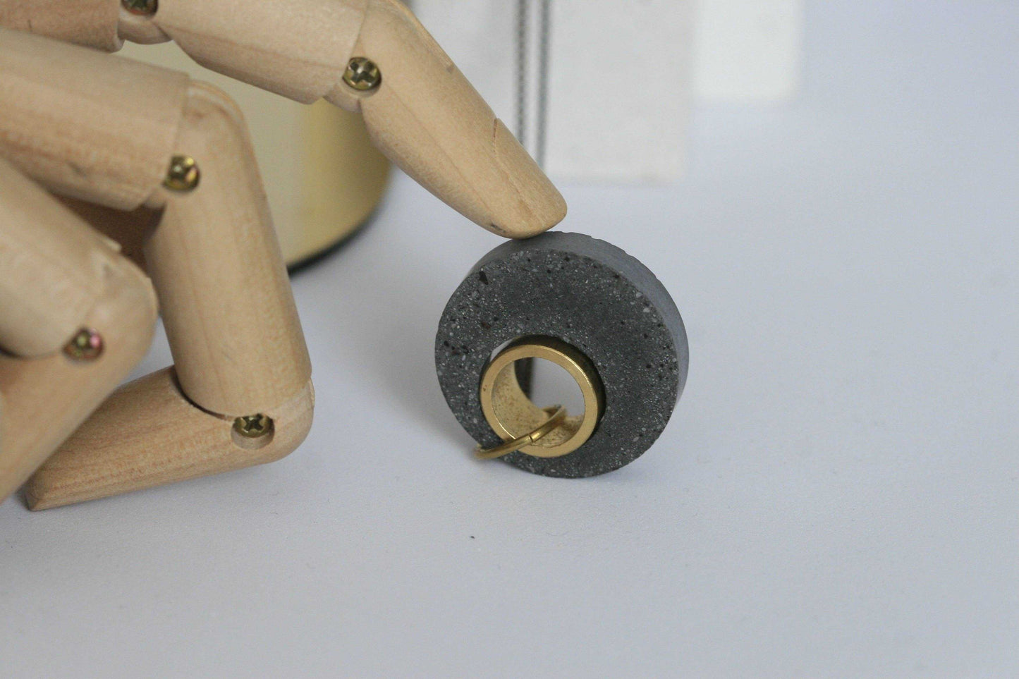 Beton ketting met gouden ring, handgemaakt, minimalistisch, uniek sieraad