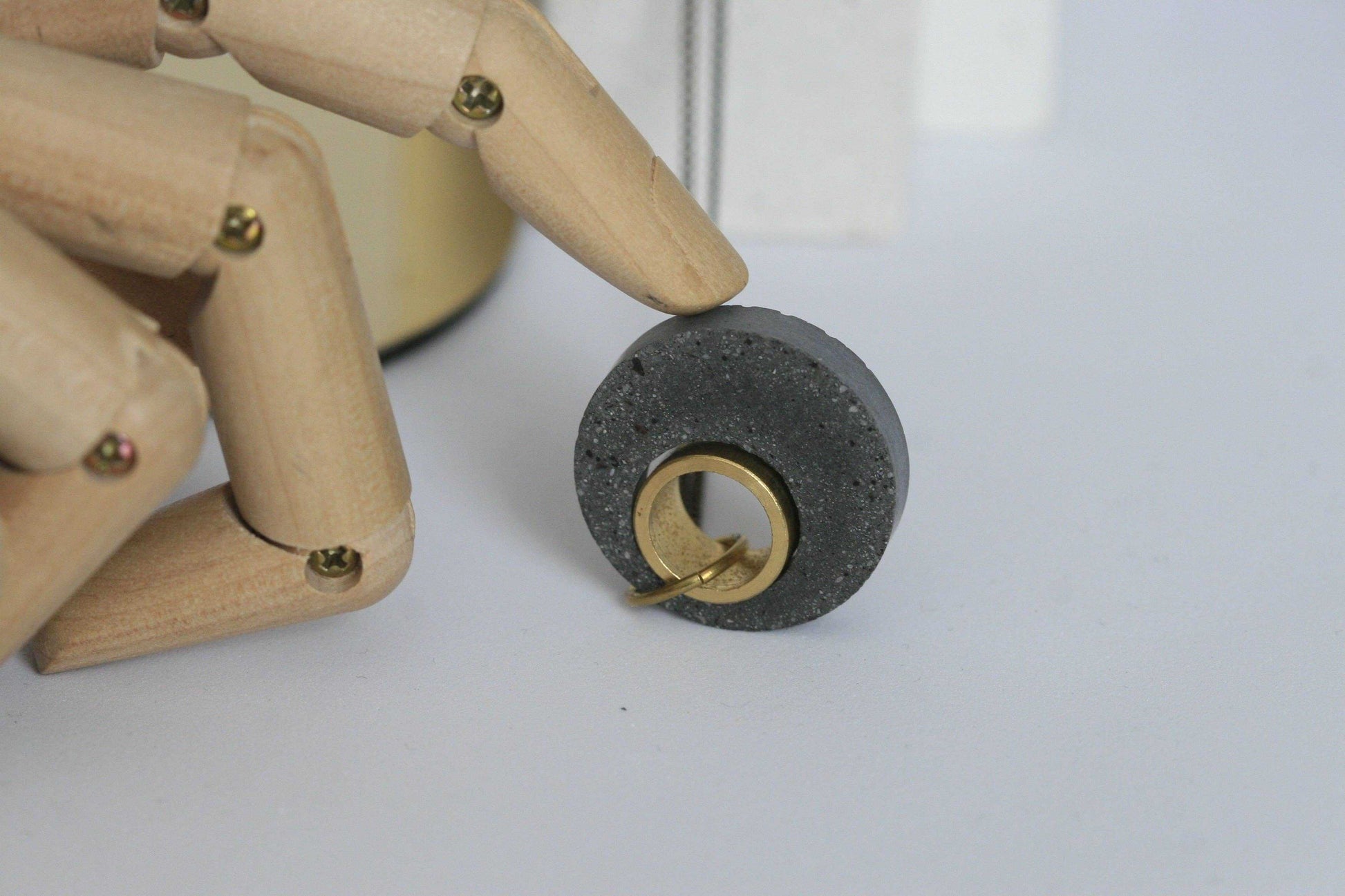 Beton ketting met gouden ring, handgemaakt, minimalistisch, uniek sieraad