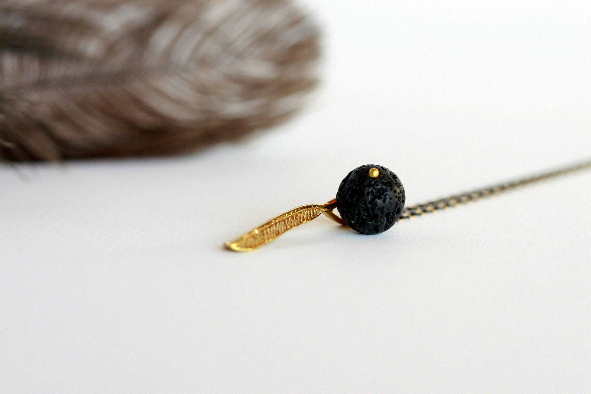Hanger met lavasteen als geurdispenser detail