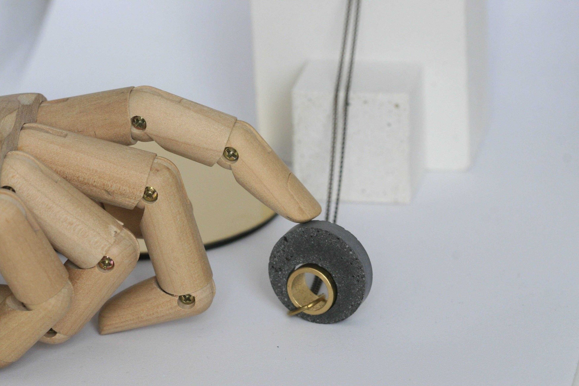 Beton halsketting met gouden ring, handgemaakt, minimalistisch, uniek sieraad