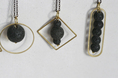LAVA.ELEMENTEN diffuser ketting met lavasteen en gouden geometrisch frame